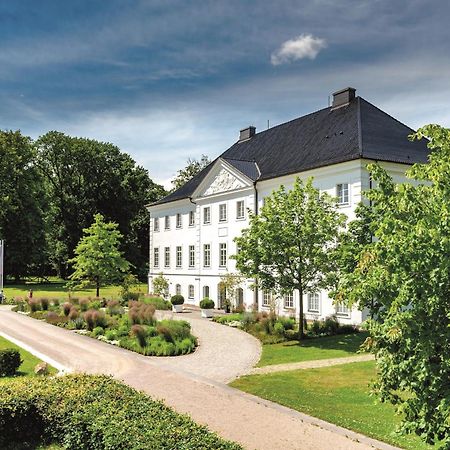Schlossgut Groß Schwansee Exterior foto The former manor house of the estate
