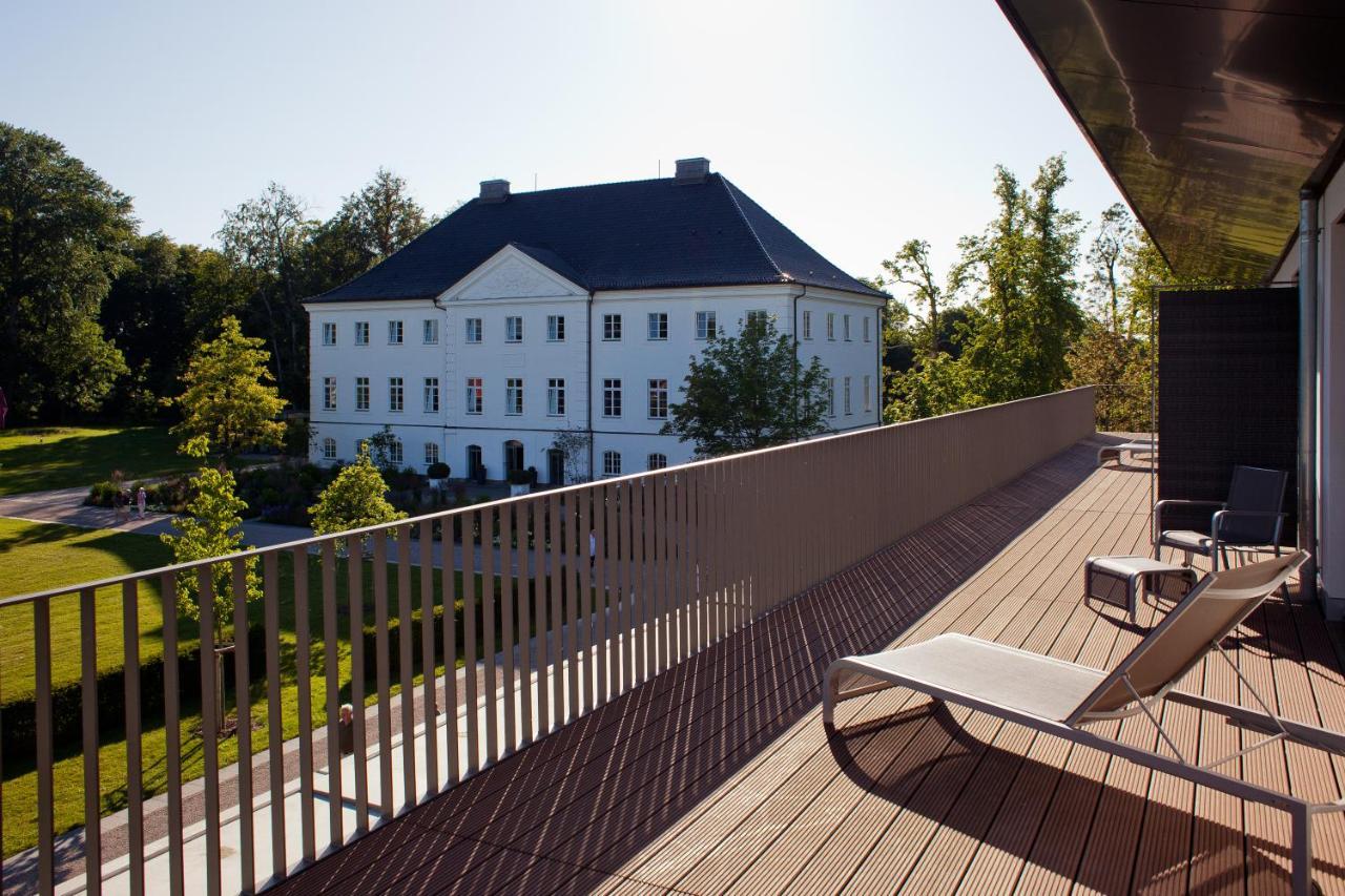 Schlossgut Groß Schwansee Exterior foto The terrace of the hotel