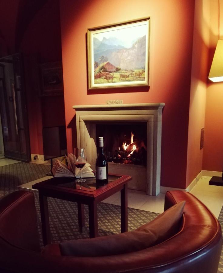 Schlossgut Groß Schwansee Exterior foto A fireplace in a hotel room