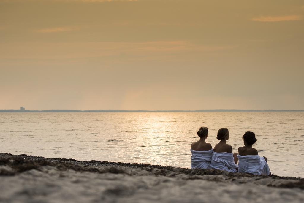 Schlossgut Groß Schwansee Exterior foto Sunset at the beach