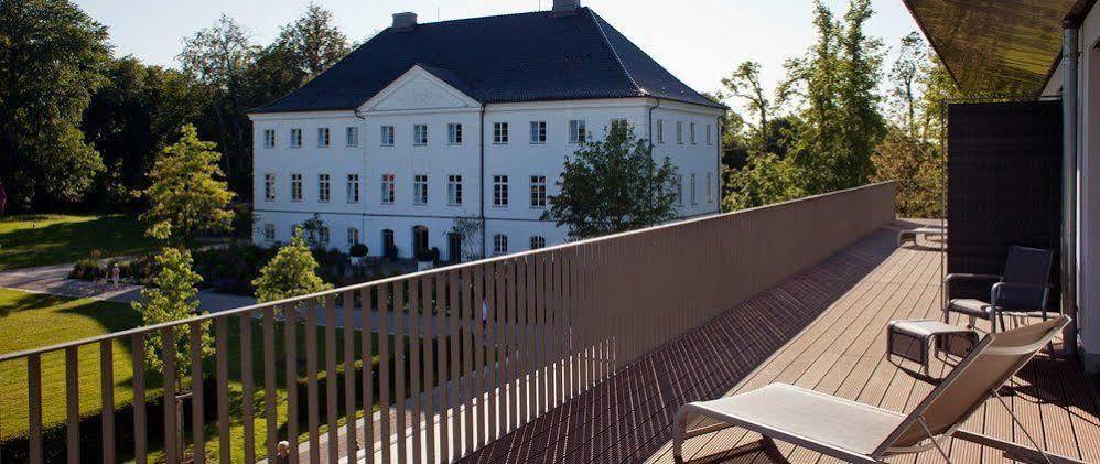 Schlossgut Groß Schwansee Exterior foto The main building of the university