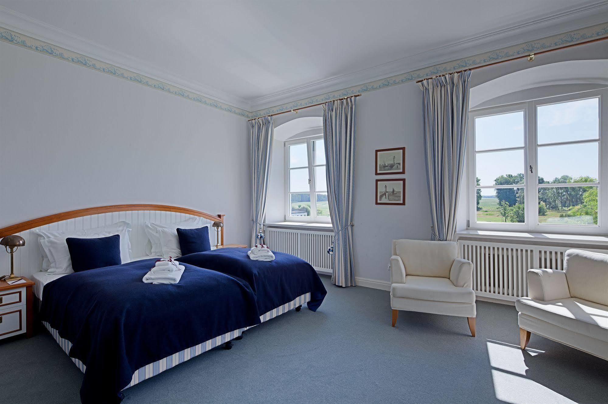 Schlossgut Groß Schwansee Exterior foto A room at the hotel